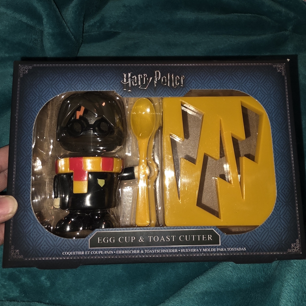 Warner Bros. Harry Potter Egg Cup & Toast Cutter - Black and Yellow